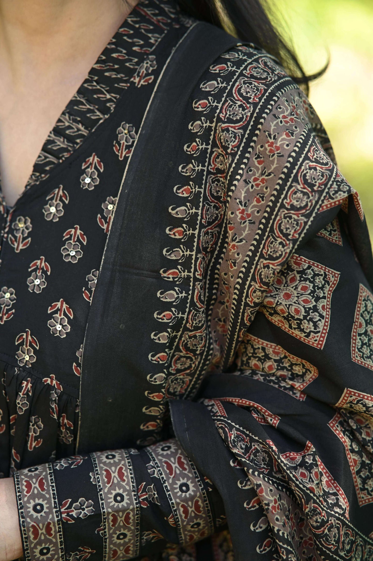 Aalia Black  pattern