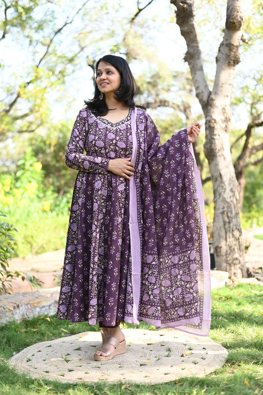 Minimalist zari embroidery